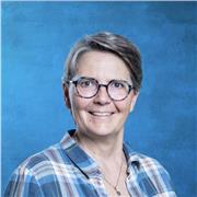 Enseignante à domicile ou en ligne pour soutien scolaire et organisation du travail.